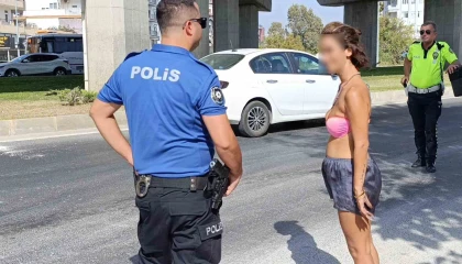 Polis ekiplerinin trafikteki bikinili genç kadınla imtihanı