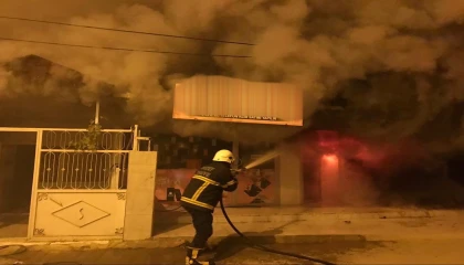 Reyhanlıda iş yeri alevlere teslim oldu