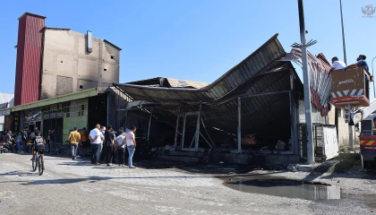 Sanayi sitesinde alevlere teslim olan 6 iş yeri yandı
