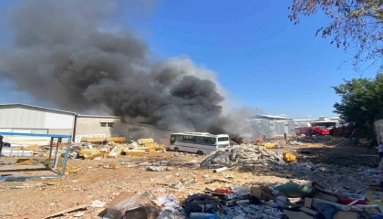 Sanayide çıkan yangında gökyüzünü siyah dumanlar kapladı