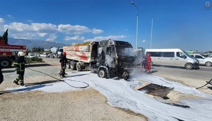 Seyir halindeki hafriyat kamyonu alevlere teslim oldu