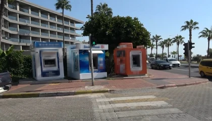 Sinir krizi geçirdi, öfkesini ATMlerden çıkardı