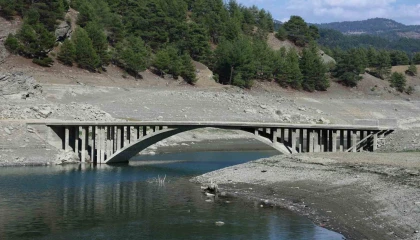 Su çekilince mezarlık gün yüzüne çıkınca köylüler dua etti