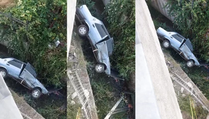 Su kanalına düşen Tofaşın sürücüsü yaralandı