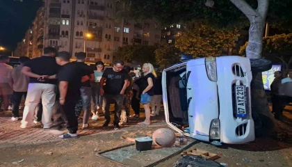 Ticari taksi ile minibüs çarpıştı, ortalık savaş alanına döndü