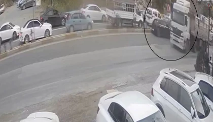 Tırın önüne kattığı otomobili sürüklediği anlar kamerada