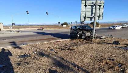 Tofaş otomobil kazada ortadan ikiye ayrıldı