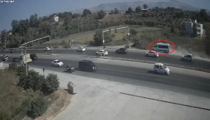 Trafik ışıklarında bekleyen araçları son anda fark etti, şarampole yuvarlanmaktan kıl payı kurtuldu