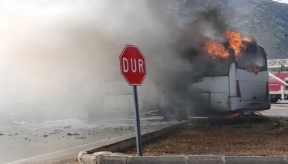 Tur midibüsü alev alev yanıp küle döndü