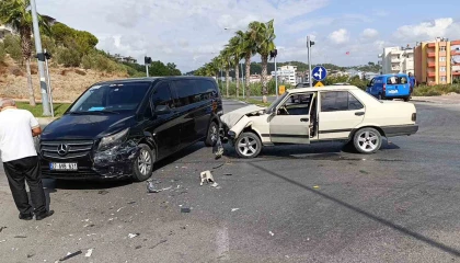 Tur minibüsüyle çarpışan otomobilin yaralı sürücüsü hastaneye gitmeyi kabul etmedi