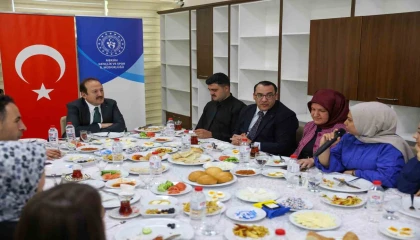 Vali Pehlivan yurt binasını inceledi, öğrencilerle bir araya geldi