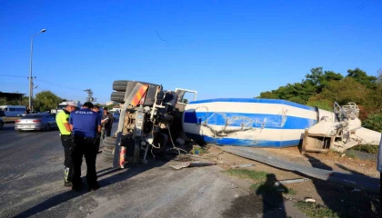 Virajı alamayan çimento yüklü beton mikseri yan yattı: 1 yaralı
