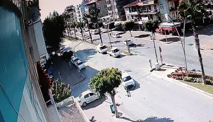 Yasağa rağmen dönmeye kalktı: Kaza anı güvenlik kamerasına yansıdı
