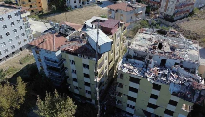 Yılların tutkusu için 40 bin lira harcatarak 5 katlı apartmanın üstüne vinçle konteyner koydurdu