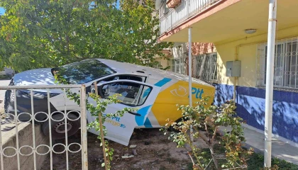 Yokuşta bırakılan PTT kargo aracı geri kayarak 3 araca çarpıp evin bahçesine düştü