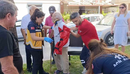 Yola fırlayan yaşlı adama çarpmamak için yaralanmayı göze aldı