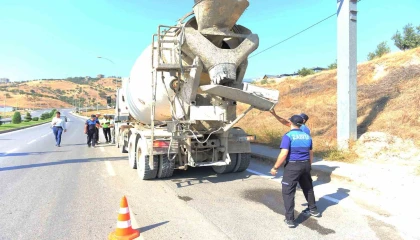 Yola harç döküp ilerleyen beton mikseri sürücüsüne ceza