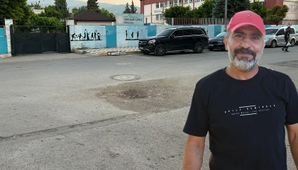 Yoldaki çukura dikkat çekmek için çektiği görüntüyü gören gerçek sandı, o anlar milyonlarca kez izlendi