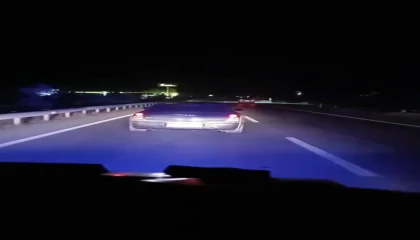 Yolu kapatıp ambulansa geçit vermedi