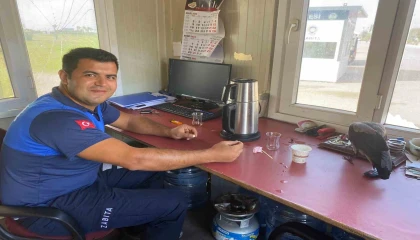 Zabıtalara misafir olan karganın kahvaltı keyfi