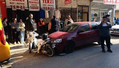 14 yaşındaki motosiklet sürücüsü 3 araca çarptı: Kaza anı kameralara yansıdı
