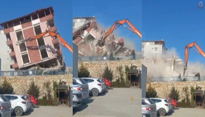 5 katlı bina iş makinesinin darbesiyle yerle bir oldu