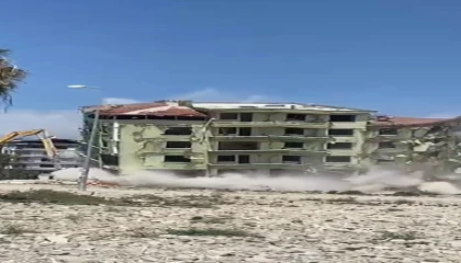 7 katlı bina iş makinesinin dokunuşuyla kağıt gibi yıkıldı