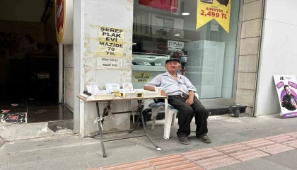 90 yaşındaki adam, 70 yıldır plak ve CD satarak mesai yapıyor