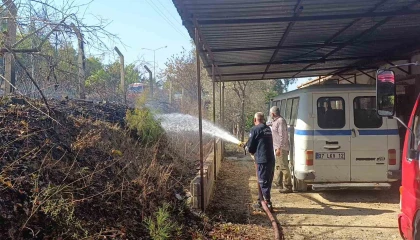 Ağaç ve çalılık yangınında kirpi telef oldu, kamyonet zarar gördü