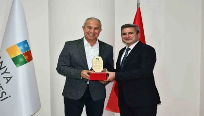 Alanya Üniversitesinden başkan Özçelike destek plaketi