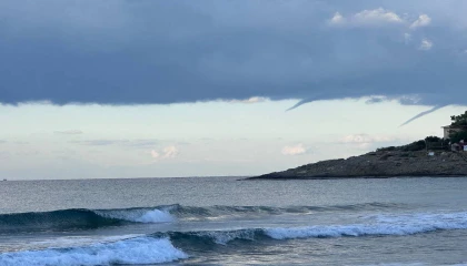 Alanyada aynı anda çıkan iki hortum kamerada