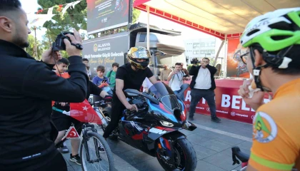 Alanyada Dünya Şampiyonu Razgatlıoğluna coşkulu karşılama