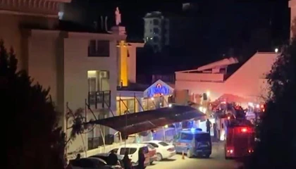 Alanyada otelde çıkan yangında 1 personel dumandan etkilendi