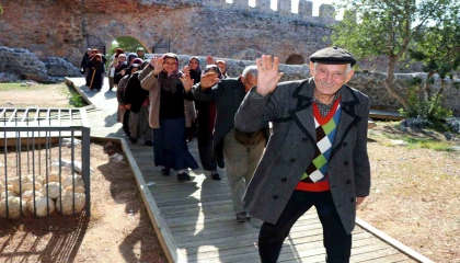 Alanyada yaşlıların tarihi mekan heyecanı