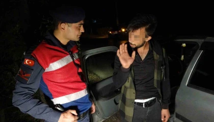 Alkolün etkisiyle arabada sızdı, uyandırılınca söyledikleri güldürdü