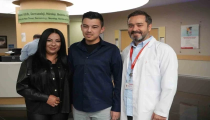 Annesinin yıllardır dik dur dediği genç, 3 saatte 5 santim uzadı