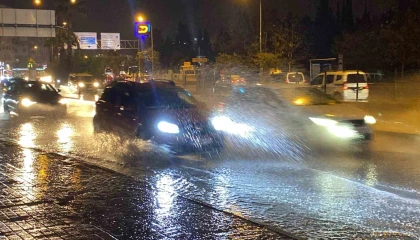 Antalyada aniden bastıran sağanağa vatandaşlar hazırlıksız yakalandı
