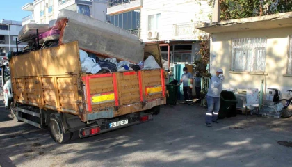 Antalyada bir evden 3 kamyon dolusu çöp çıktı