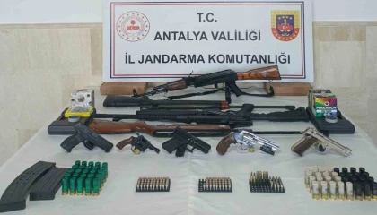 Antalyada çok sayıda silah ve fişek ele geçirildi