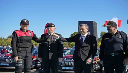 Antalyada emniyet ve jandarma 225 yeni araçla gücüne güç kattı