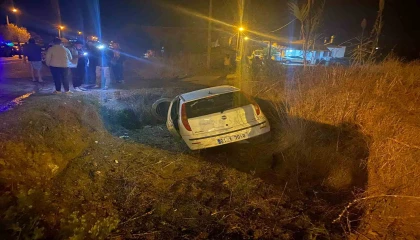 Antalyada iki otomobil kavşakta çarpıştı: 3 yaralı