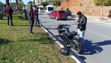 Antalyada motosiklet minibüsle çarpıştı: 2 yaralı