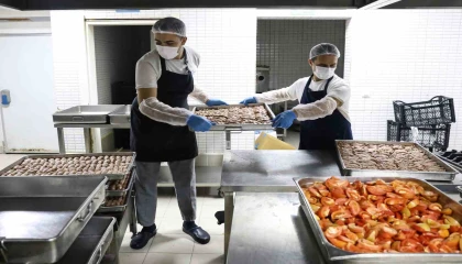 Aşevinden binlerce kişiye yemek yardımı yapılıyor