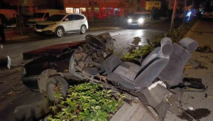 Aydınlatma direğine çarpan otomobil ikiye bölündü 17 yaşındaki genç kız hayatını kaybetti