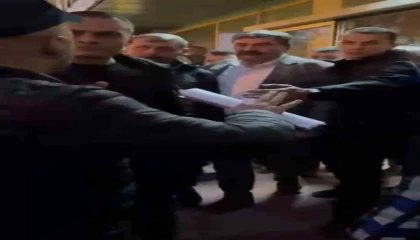 Başkan belediye binasından pazarcıların tepkileri arasında ayrıldı