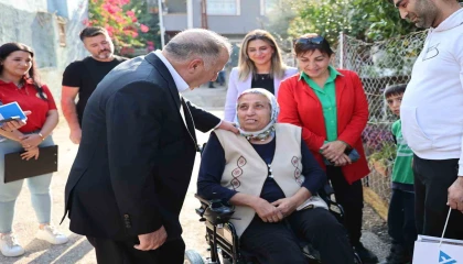 Başkan Demirçalı, akülü sandalye hediye etti