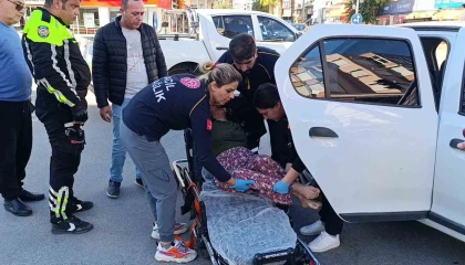 Bayılan karısını hastaneye götürürken kaza yaptı, ambulansla baygın şekilde hastaneye götürüldü