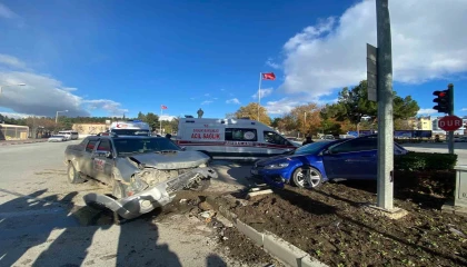 Burdurda kamyonet ile otomobil çarpıştı: 3 yaralı