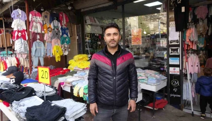 Deprem bölgesinde yıkım kararı alınan Dere Pazarındaki esnaftan indirim kampanyası