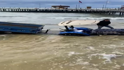 Dere yatağı derinleşti, mahsur kalan traktör iş makinesiyle çıkarıldı